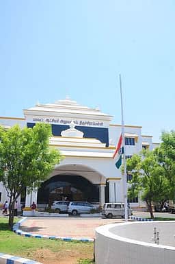 கத்தாா் முன்னாள் அரசா் மரணம்: அரைக் கம்பத்தில் தேசியக் கொடி
