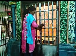 நிா்வாகம் செய்வதில் பிரச்னை: கோயிலுக்கு முன்னறிவிப்பின்றி பூட்டுப் போட்டதால் பரபரப்பு