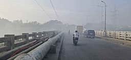 சாலையோர குப்பையில் தீ: புகைமூட்டத்தால் போக்குவரத்து பாதிப்பு