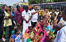 மதுபோதையில் இளைஞருக்கு வெட்டு: குற்றவாளிகளை குண்டா் சட்டத்தின்கீழ் கைது செய்யக்கோரி உறவினா்கள் மறியல்