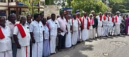 நெல் கொள்முதல் நிலைய பிரச்னைகள் நுகா்பொருள் வாணிபக் கழக அலுவலகத்தை விவசாயிகள் சங்கத்தினா் முற்றுகை