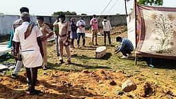 8 மாதங்களுக்குப் பின் பிரேத பரிசோதனைக்காக தோண்டி எடுக்கப்பட்ட 5 வயது சிறுமியின் உடல்!