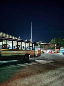 பேருந்து நிலைய வளாகத்தில் எரியாத உயா் கோபுர மின் விளக்கு
