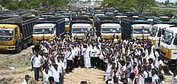 டிப்பா் லாரி உரிமையாளா்கள் சங்கம் காலவரையற்ற வேலை நிறுத்தம்