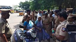 கடலூா் ஆட்சியா் அலுவலகத்துக்கு மண்ணெண்ணெய் புட்டியுடன் சென்ற மூதாட்டி
