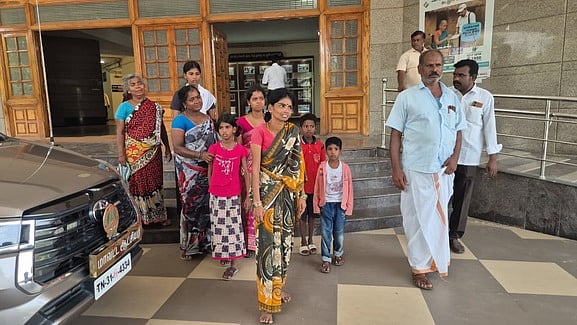 ஈஸ்வரனின் உடலை தாயகம் கொண்டுவர நடவடிக்கை எடுக்கக் கோரி மனு அளித்து திரும்பிய அவரது மனைவி ரேகா மற்றும் குடும்பத்தினா்
