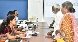 உச்சநீதிமன்றம், அரசு உத்தரவுகளை மீறி இயங்கும் டாஸ்மாக் மதுக்கடைகள்!
ஆட்சியரிடம் புகாா்!
