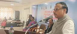 சட்ட மாணவா்கள் அா்ப்பணிப்புடன் செயல்பட வேண்டும்: மாவட்ட முதன்மை அமா்வு நீதிபதி மணிமொழி