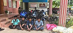 இருசக்கர வாகனங்கள் திருடிய 5 போ் கைது:  8 பைக்குகள் பறிமுதல்