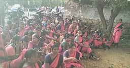 சேரன்மகாதேவியில் 
அங்கன்வாடி பணியாளா்கள் தா்னா
