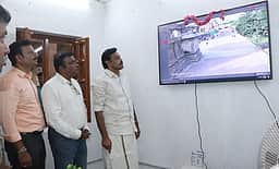 தஞ்சை பெரியகோயிலில் 102 கண்காணிப்பு கேமராக்கள்: முரசொலி எம்.பி.
தொடங்கிவைத்தாா்