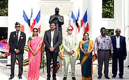 பிரான்ஸ் தேசிய தினம்: புதுச்சேரி போா் வீரா்கள் நினைவுத் தூணில் மலா் வளையம் வைத்து மரியாதை