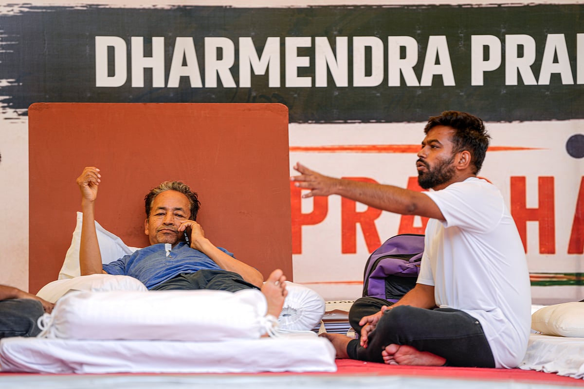 சோனம் வாங்சுக் உடன் கரப்பான்பூச்சி மக்கள் கட்சி நிறுவனர் அபிஜித் தீப்கே