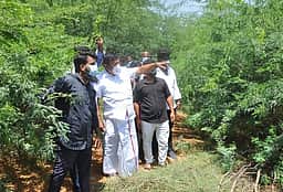 குளத்தில் கொட்டப்பட்ட ரசாயனக் கழிவுகளை விரைந்து அகற்ற நடவடிக்கை தேவை: எம்.பி. இரா. சச்சிதானந்தம்