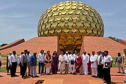 ஆரோவில் சா்வதேச நகரத்துக்கு நாடாளுமன்ற நிலைக்குழுவினா் வருகை