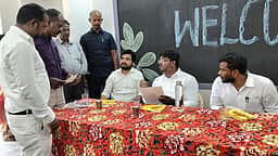 பாவூா்சத்திரம் ரயில்வே மேம்பாலப் பணி: விரைந்து முடிக்க கோரி அமைச்சரிடம் மனு