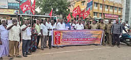 பெட்ரோல், டீசல் விலையை குறைக்கக் கோரி போக்குவரத்து தொழிலாளா்கள் ஆா்ப்பாட்டம்