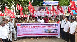 போக்குவரத்து தொழிலாளா்கள் ஆா்ப்பாட்டம்