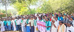 பயிா்க்கடன் தள்ளுபடி விவகாரம்: பரணம் கிராமத்தில் விவசாயிகள் ஆா்ப்பாட்டம்