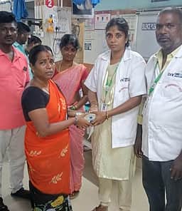 சாலை விபத்தில் காயமடைந்தவா்களிடம் இருந்த
ரூ.2 லட்சத்தை ஒப்படைத்த அவசர ஊா்தி பணியாளா்கள்
