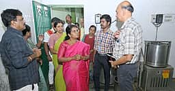 சிங்காநல்லூா் அம்மா உணவகத்தில் மேயா் ஆய்வு