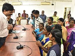 மாணவா்கள் முன்னேற்றத்துக்காக அரசு பல்வேறு வாய்ப்புகளை உருவாக்கியுள்ளது:
மாவட்ட ஆட்சியா்