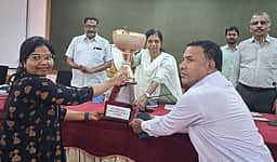 வருவாய்த்துறையில் சிறப்பான பணி அறந்தாங்கி கோட்டாட்சியா்,
புதுகை வட்டாட்சியருக்கு கோப்பை