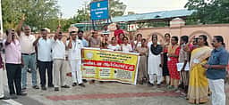 பணி நிரந்தரம் செய்யக் கோரி
செவிலியா்கள் ஆா்ப்பாட்டம்