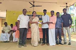 பொதுத் தோ்வுகளில் சிறப்பிடம்
அரசுப் பள்ளி மாணவா்களுக்கு பரிசு