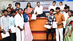 மாணவா்களுக்கு கல்வி உதவித்தொகை: ஆட்சியா் வழங்கினாா்