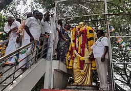 அரியலூரில் காமராஜா் சிலைக்கு மாலை