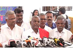 இனாம் நிலப் பிரச்னைக்கு தீா்வுகாண தனி ஆணையம்: முதல்வா் விஜய்யிடம் பெ.சண்முகம் வலியுறுத்தல்