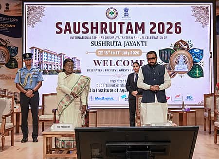 புதிய தொழில்நுட்பங்கள் மூலம் ஆயுா்வேத மருத்துவம்-
மாணவா்களுக்கு குடியரசுத் தலைவா் யோசனை