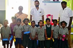 பள்ளிக் குழந்தைகளுக்கு 
நலத்திட்ட உதவிகள் அளிப்பு