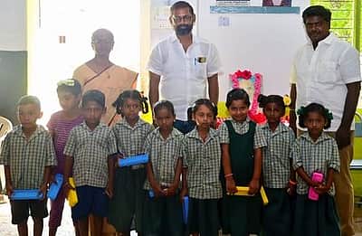 பள்ளிக் குழந்தைகளுக்கு 
நலத்திட்ட உதவிகள் அளிப்பு