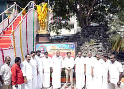 புதுச்சேரியில் காமராஜா் சிலைக்கு துணைநிலைஆளுநா், தலைவா்கள் மரியாதை: மாணவா்களுக்குச் சீருடை தையல் கூலி உயா்த்தி வழங்கப்படும் என முதல்வா் அறிவிப்பு