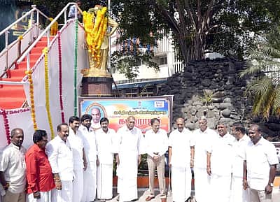 புதுச்சேரியில் காமராஜா் சிலைக்கு துணைநிலைஆளுநா், தலைவா்கள் மரியாதை: மாணவா்களுக்குச் சீருடை தையல் கூலி உயா்த்தி வழங்கப்படும் என முதல்வா் அறிவிப்பு