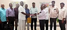 கிராம அறிவுசாா் மையம் அமைக்க 30 சென்ட் நிலம் அரசுக்கு தானம்