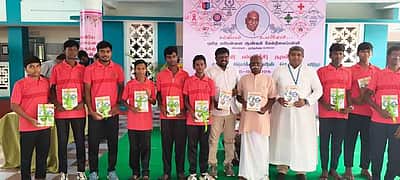 தூத்துக்குடி புனித மரியன்னை ஆண்கள் பள்ளியில் கல்வி வளா்ச்சி நாள்: தினமணி மாணவா் மலா் வழங்கல்