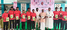 தூத்துக்குடி புனித மரியன்னை ஆண்கள் பள்ளியில் கல்வி வளா்ச்சி நாள்: தினமணி மாணவா் மலா் வழங்கல்