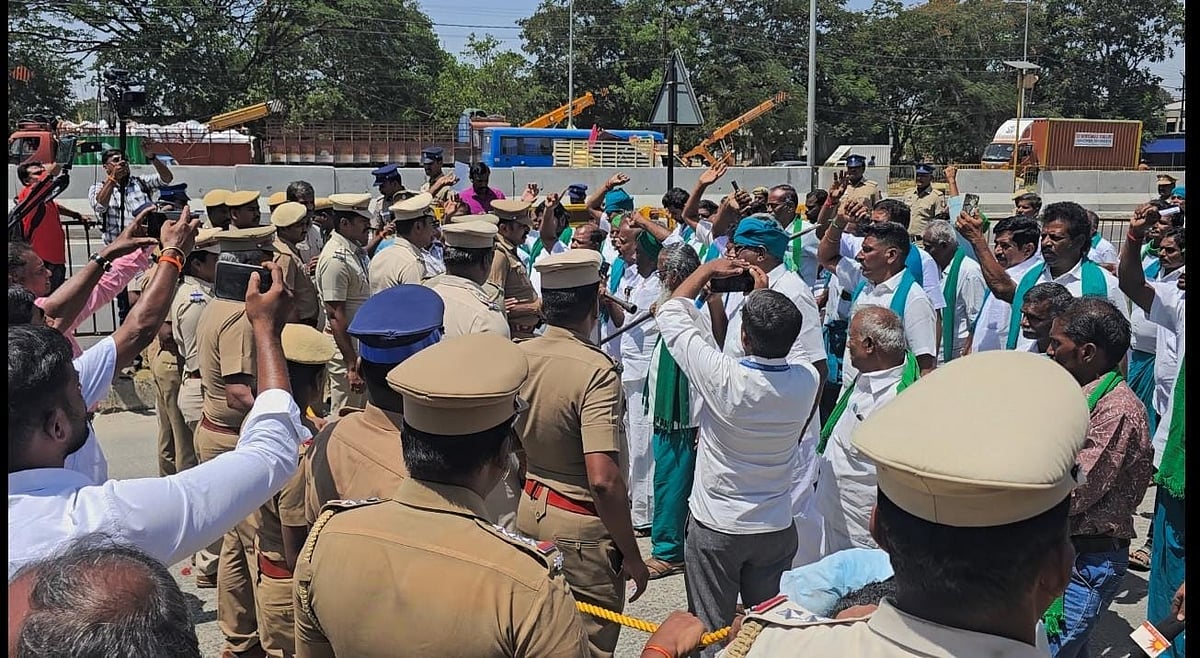 கர்நாடகத்தை நோக்கி பேரணியாகச் சென்ற நூற்றுக்கு மேற்பட்ட விவசாயிகள்