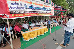 டாஸ்மாக் ஊழியா்கள் உண்ணாவிரதப் போராட்டம்