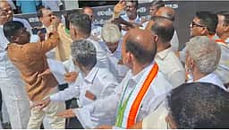 நெல்லையில் காங்கிரஸ் கோஷ்டி மோதல்: எம்.பி. கண்முன்னே ஒருவரை ஒருவர் தாக்கிக் கொண்டதால் பரபரப்பு!