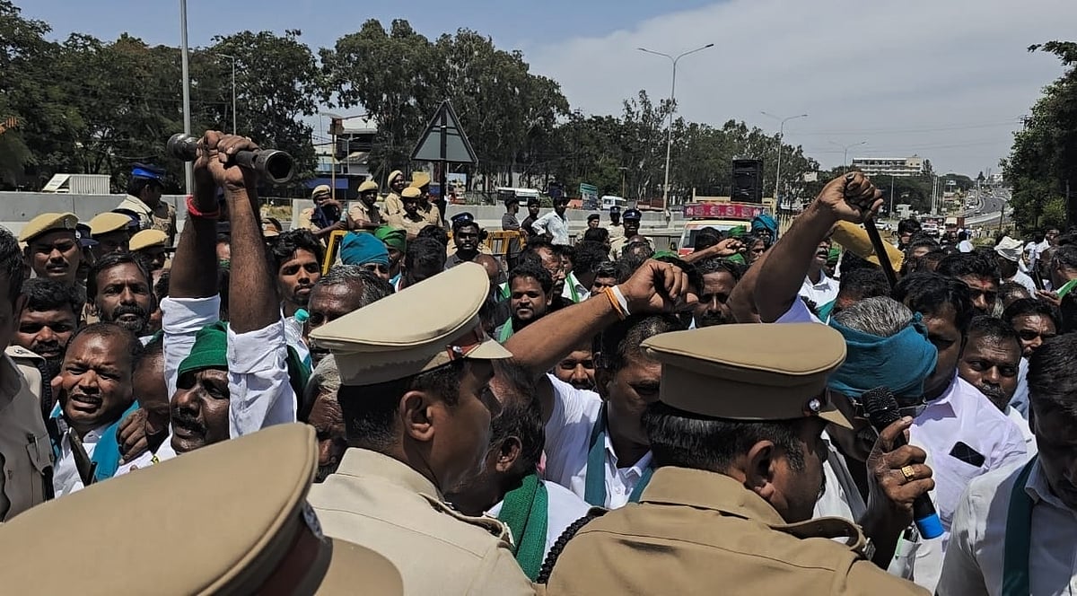 கர்நாடகத்தை நோக்கி பேரணியாகச் சென்ற நூற்றுக்கு மேற்பட்ட விவசாயிகள்