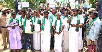 வேளாண் கடன் தள்ளுபடி: விவசாயிகள் நூதன ஆா்ப்பாட்டம்