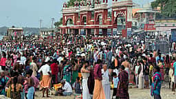 ஆனி அமாவாசை: ராமேசுவரம் அக்னி தீா்த்தக் கடலில் திரளானோா் புனித நீராடல்