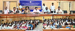 பொதுமக்களை பாதிக்காத வகையில் திட்டப்பணிகளை மேற்கொள்ள வேண்டும் - ஆட்சியா்