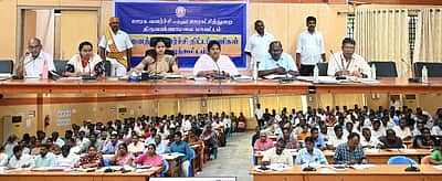 பொதுமக்களை பாதிக்காத வகையில் திட்டப்பணிகளை மேற்கொள்ள வேண்டும் - ஆட்சியா்