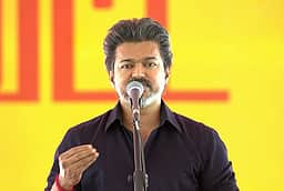 மக்கள் பார்த்துக் கொண்டிருக்கிறார்கள்