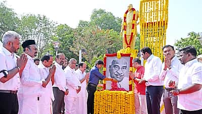 பெருந்தலைவர் காமராஜர் சிலைக்கு முதல்வர் விஜய் மரியாதை!